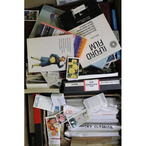 395 - Collection of postcards, cigarette cards, picture cards, first day covers, etc, featuring The Royal ... 