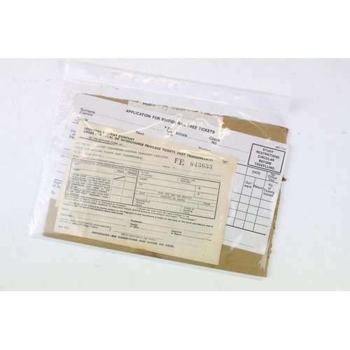 399 - Railwayana - A collection of vintage ephemera, books, booklets, cigarette cards (Wills+, 3 full sets... 