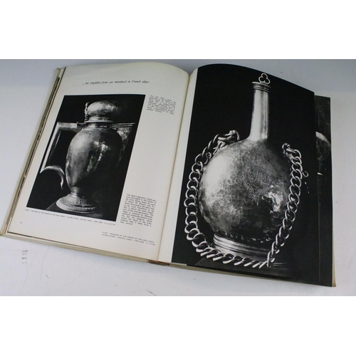 409 - Books - A small collection of books to include hardback art books, featuring 'Treasure of the Louvre... 