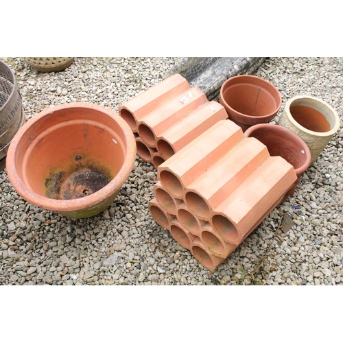 534 - Group of four terracotta garden planters (largest approx 43cm diameter), together with a five tier s... 
