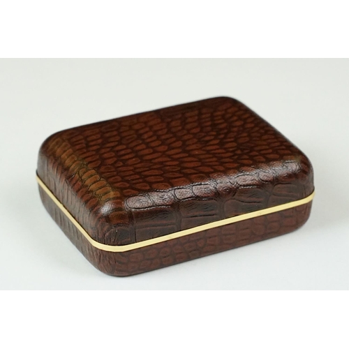 290 - Gilt pouncing cat brooch