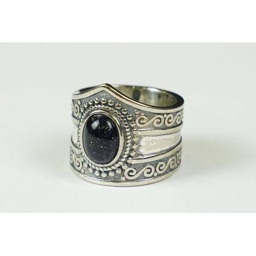 291 - A contemporary 925 sterling silver ring with central cabochon, marked 925 to the verso.
