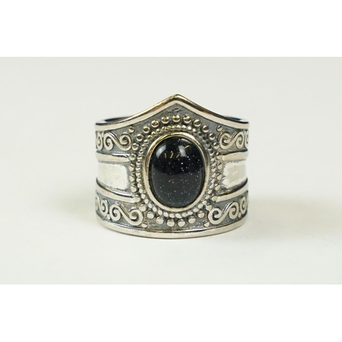 291 - A contemporary 925 sterling silver ring with central cabochon, marked 925 to the verso.