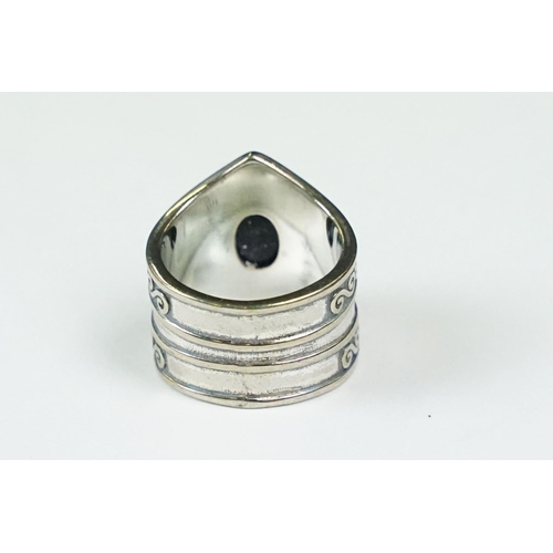 291 - A contemporary 925 sterling silver ring with central cabochon, marked 925 to the verso.