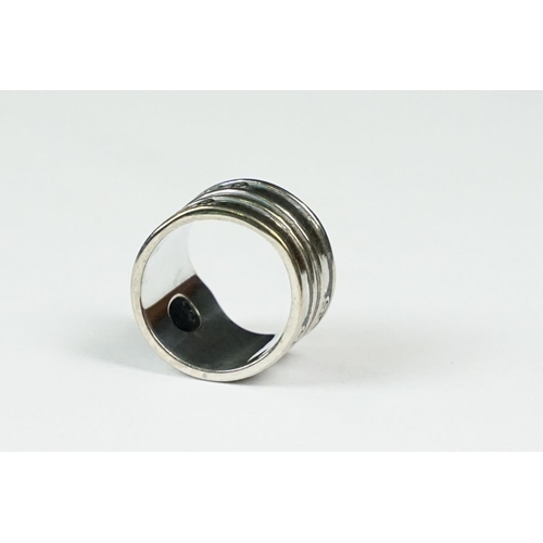 291 - A contemporary 925 sterling silver ring with central cabochon, marked 925 to the verso.