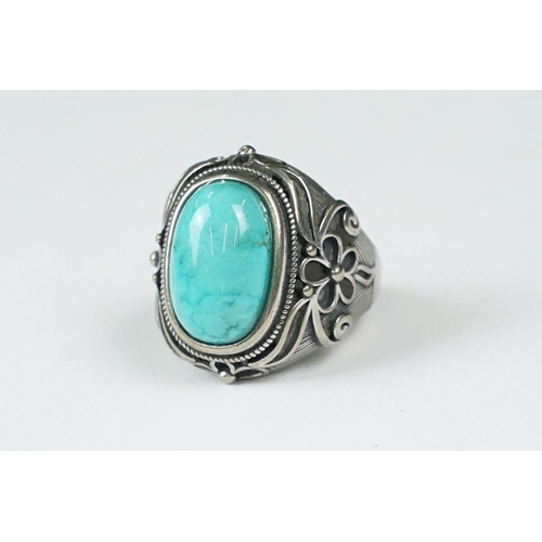 292 - A contemporary 925 sterling silver and turquoise ring, marked 925 to the verso.