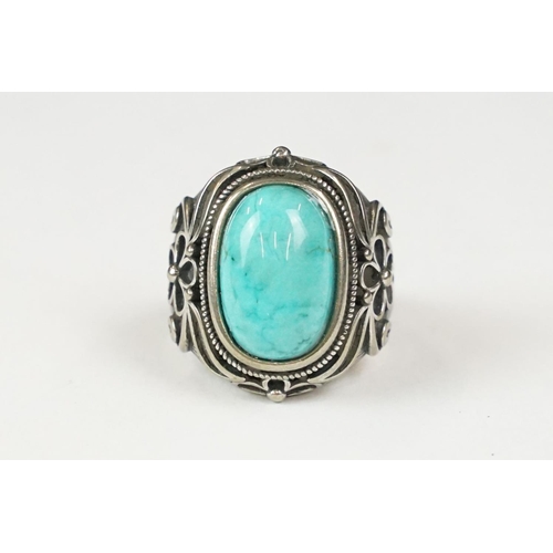 292 - A contemporary 925 sterling silver and turquoise ring, marked 925 to the verso.
