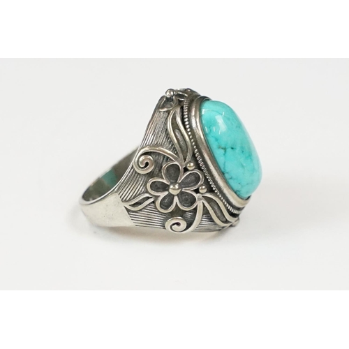 292 - A contemporary 925 sterling silver and turquoise ring, marked 925 to the verso.