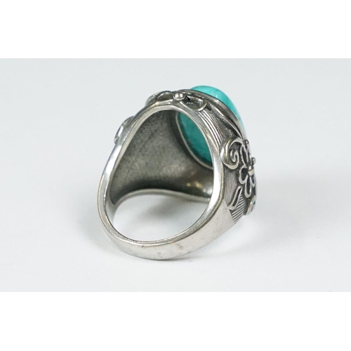 292 - A contemporary 925 sterling silver and turquoise ring, marked 925 to the verso.