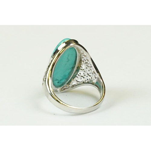 297 - A contemporary 925 sterling silver and turquoise ring, marked 925 to the verso.