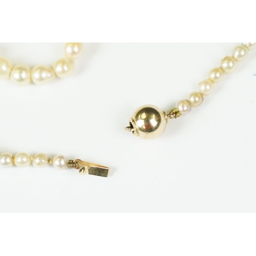 300 - Graduated pearl necklace with 9ct gold clasp
