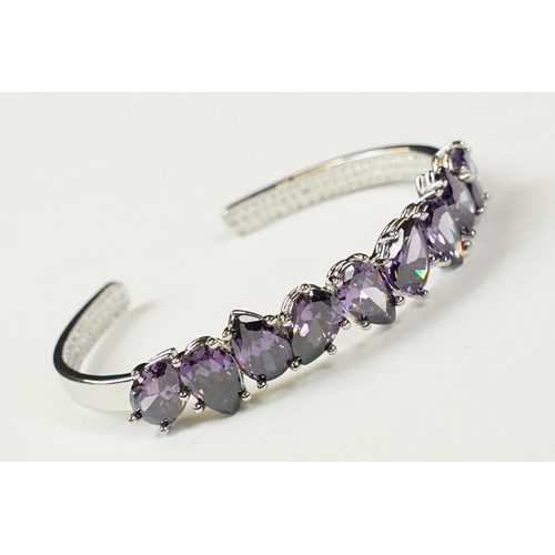 302 - A 925 sterling silver and amethyst bangle bracelet, marked 925 to the verso.