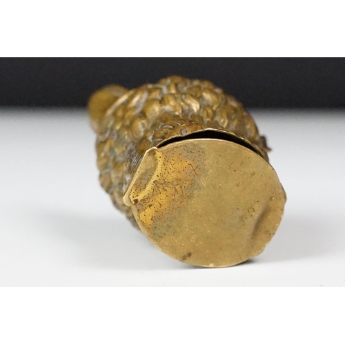 192 - Early 20th century Novelty Vesta Case in the form of a fox with green eyes, 5cm long