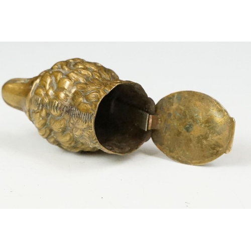 192 - Early 20th century Novelty Vesta Case in the form of a fox with green eyes, 5cm long