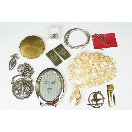 244 - A small group of mixed collectables to include costume jewellery, cultured pearl necklace with 14ct ... 