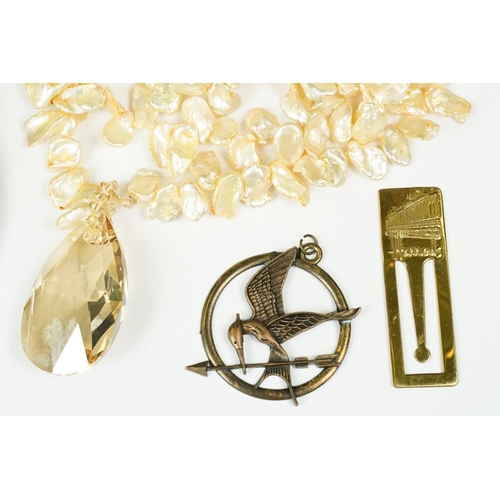 244 - A small group of mixed collectables to include costume jewellery, cultured pearl necklace with 14ct ... 