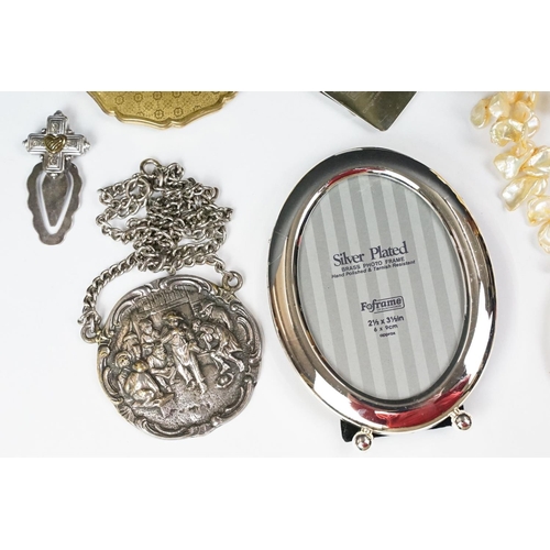 244 - A small group of mixed collectables to include costume jewellery, cultured pearl necklace with 14ct ... 