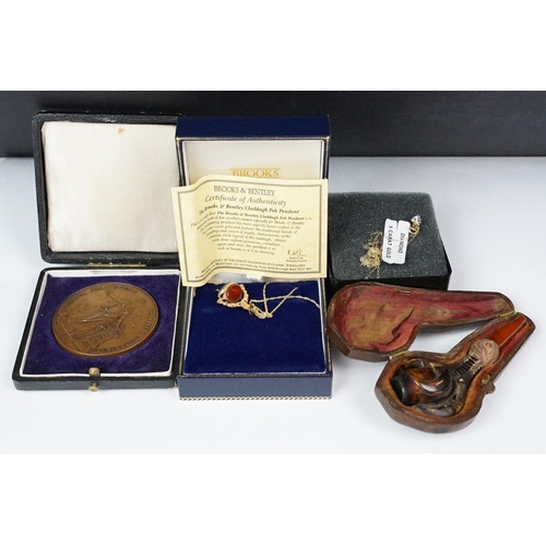 246 - A small group of mixed collectables to include two 9ct gold necklaces, cheroot pipe within fitted ca... 