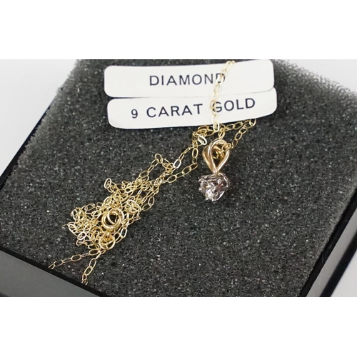 246 - A small group of mixed collectables to include two 9ct gold necklaces, cheroot pipe within fitted ca... 