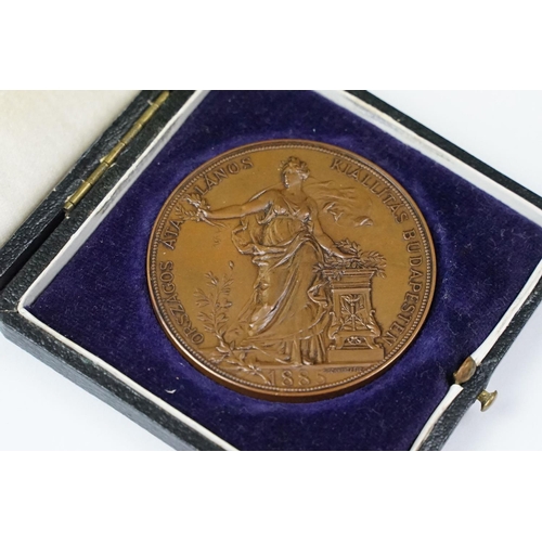 246 - A small group of mixed collectables to include two 9ct gold necklaces, cheroot pipe within fitted ca... 