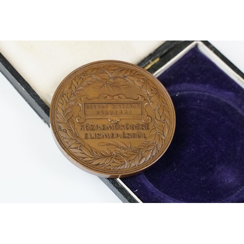 246 - A small group of mixed collectables to include two 9ct gold necklaces, cheroot pipe within fitted ca... 