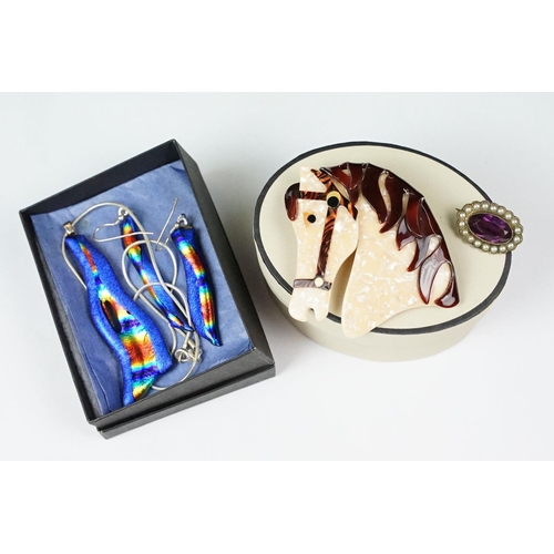 248 - A small group of costume jewellery to include a Lea Stein brooch in the form of a horse.