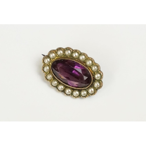 248 - A small group of costume jewellery to include a Lea Stein brooch in the form of a horse.