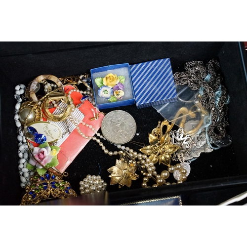 337 - A large collection of mainly contemporary costume jewellery together with some vintage, to include g... 