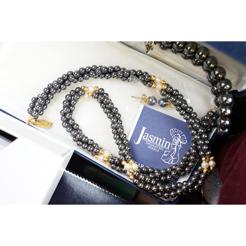 337 - A large collection of mainly contemporary costume jewellery together with some vintage, to include g... 