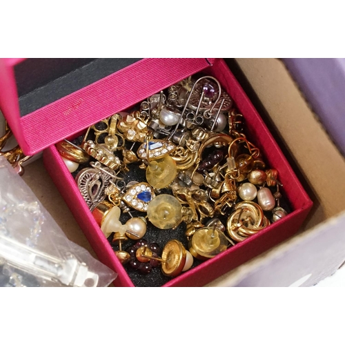 337 - A large collection of mainly contemporary costume jewellery together with some vintage, to include g... 