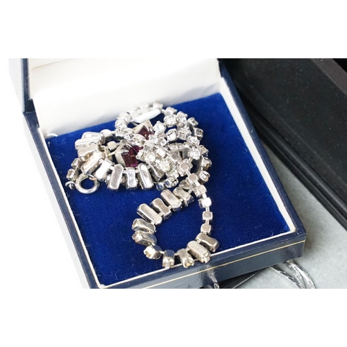 337 - A large collection of mainly contemporary costume jewellery together with some vintage, to include g... 