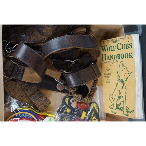 346 - A group of scouting collectables to include badges, belts, whistles, woggles....etc..