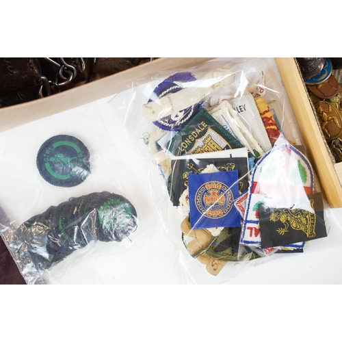 346 - A group of scouting collectables to include badges, belts, whistles, woggles....etc..