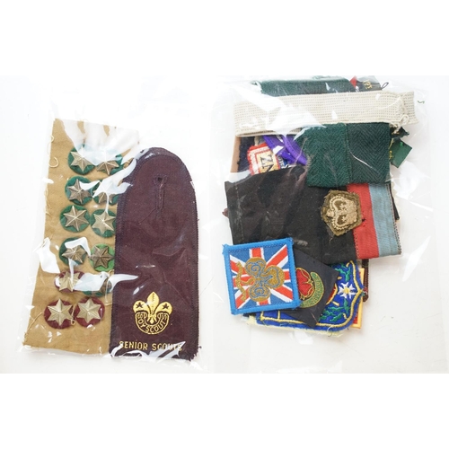 346 - A group of scouting collectables to include badges, belts, whistles, woggles....etc..