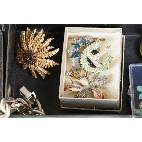 347 - A small collection of mainly vintage costume jewellery  to include beaded necklaces, albert chain...... 