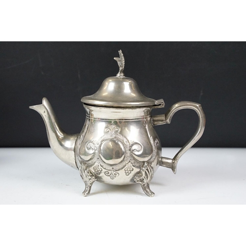 349 - A collection of mixed silver plate to include a canteen, mixed cutlery, teapot....etc..