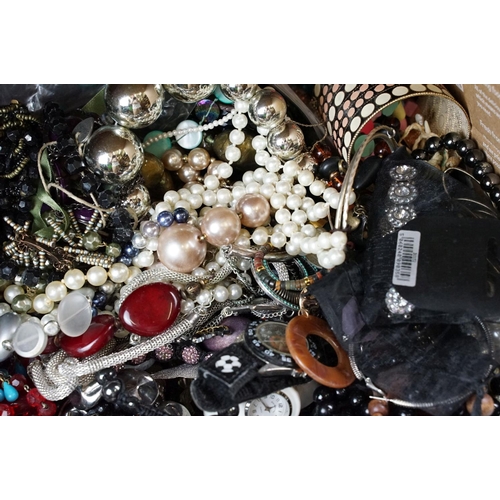 351 - Extensive collection of costume jewellery