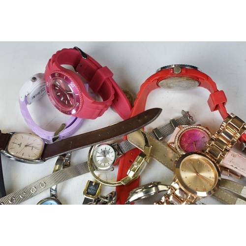 355 - A good collection of ladies and gents wristwatches to include Rotary, Lorus...etc..