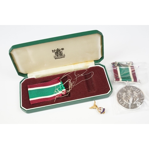 361 - A small group of collectables to include a limited edition ceramic vase, Womens Voluntary Service me... 