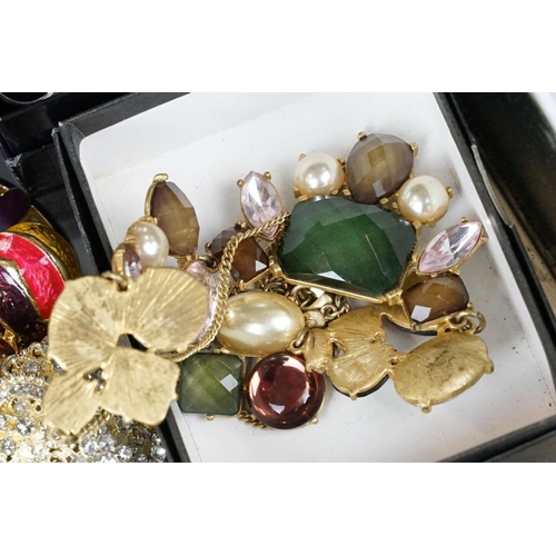 364 - A collection of silver jewellery together with a quantity of costume jewellery.