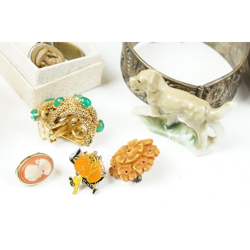 365 - A collection of mainly vintage costume jewellery to include silver examples together with a selectio... 