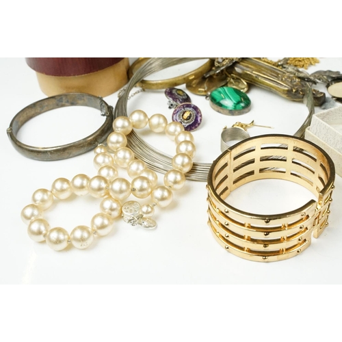 365 - A collection of mainly vintage costume jewellery to include silver examples together with a selectio... 