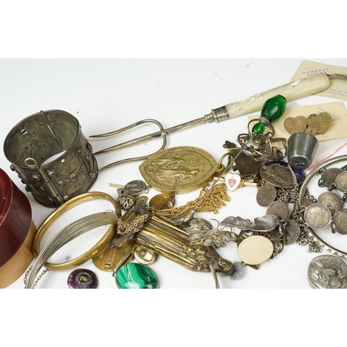 365 - A collection of mainly vintage costume jewellery to include silver examples together with a selectio... 