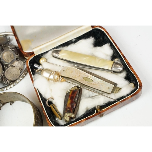 365 - A collection of mainly vintage costume jewellery to include silver examples together with a selectio... 