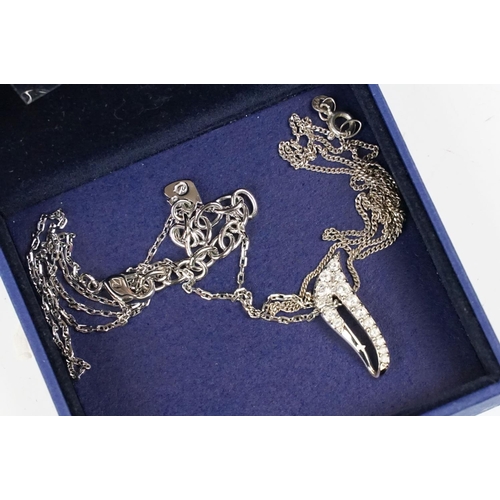 368 - A small collection of mixed vintage and contemporary jewellery to include silver and enamel examples... 