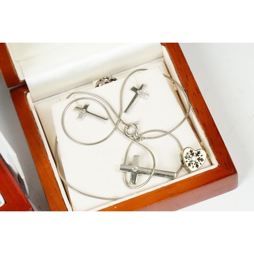 368 - A small collection of mixed vintage and contemporary jewellery to include silver and enamel examples... 