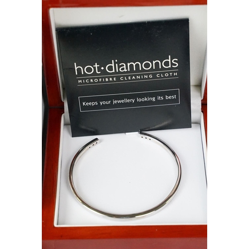 368 - A small collection of mixed vintage and contemporary jewellery to include silver and enamel examples... 