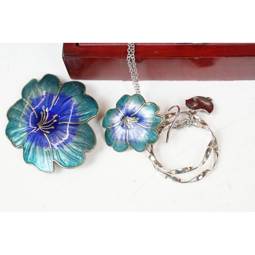 368 - A small collection of mixed vintage and contemporary jewellery to include silver and enamel examples... 