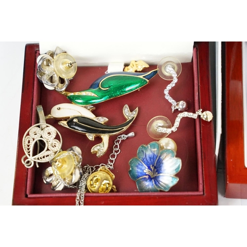 368 - A small collection of mixed vintage and contemporary jewellery to include silver and enamel examples... 