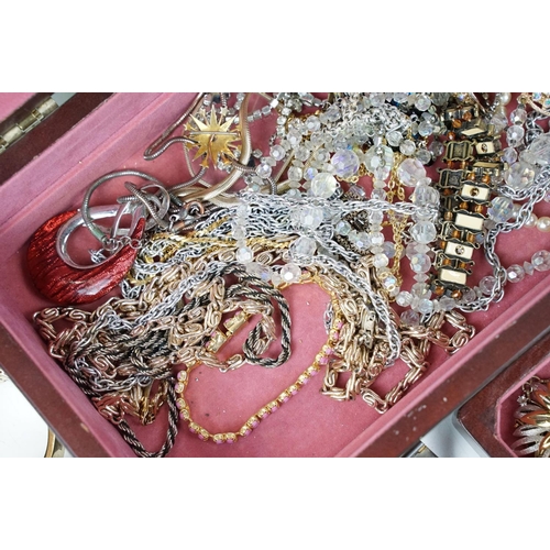 370 - Jewellery box and content to include rings, bracelets , brooches and earrings etc